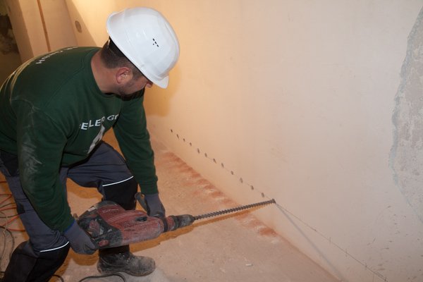 Mauertrockenlegung - Bohrlochverfahren im Keller